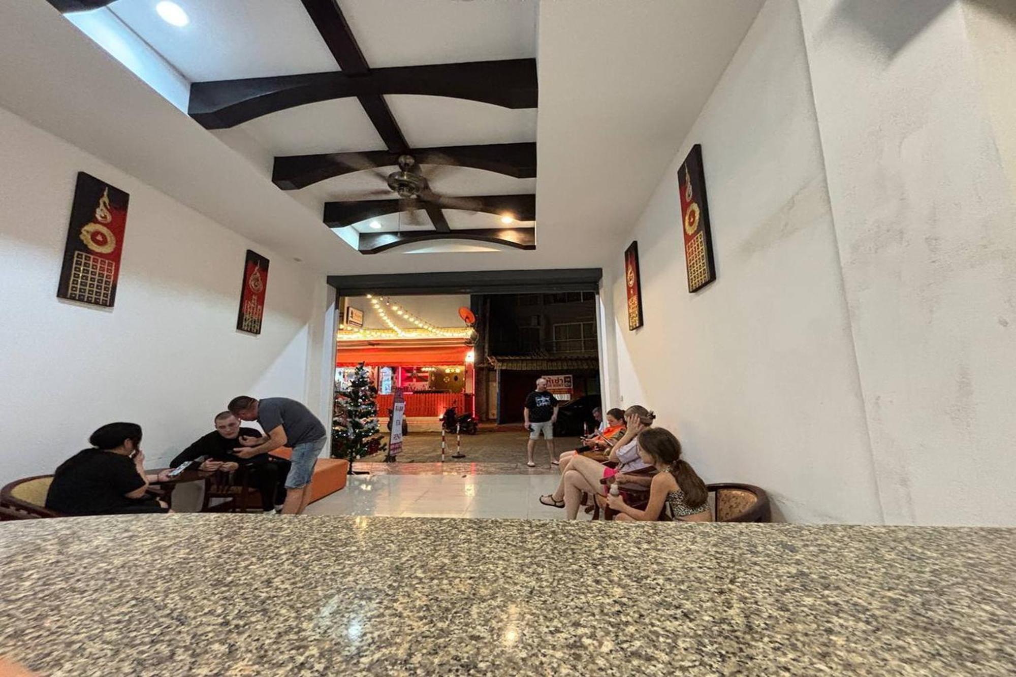 Hotel Praew Mansion à Kamala Beach Extérieur photo